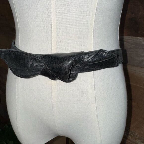 Nikki Jaffa Black Leather Belt w/ Knotted Detail & Snap Closure - Picture 6 of 8